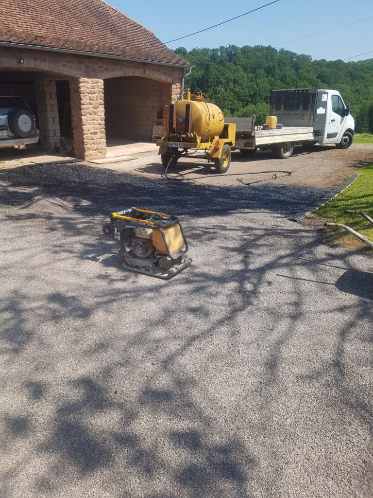 sarl-amzal - pose d'émulsion dans une cour