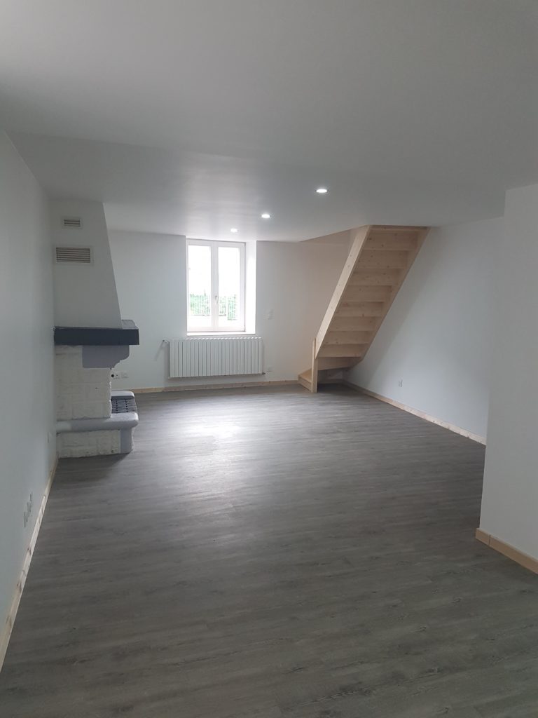 sarl-amzal - pièce de maison avec parquet après la pose d'une chape liquide