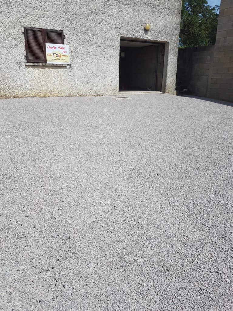 sarl-amzal - Cour en émulsion gravillonnée