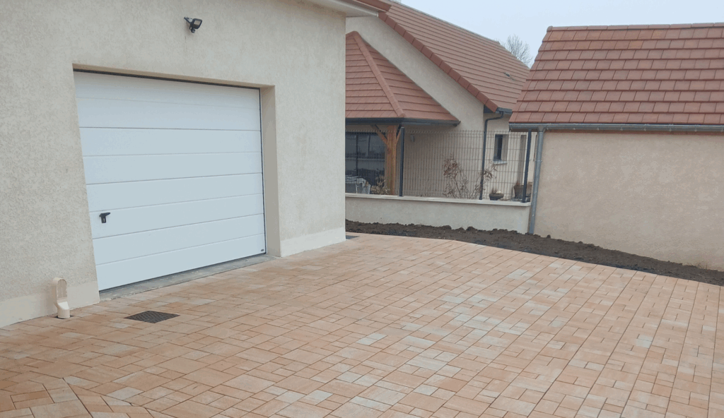 sarl-amzal - cour devant garage en pavé